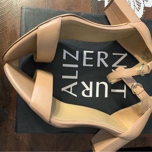 9.5 new naturalizer nude leather heels Vera style beige tan